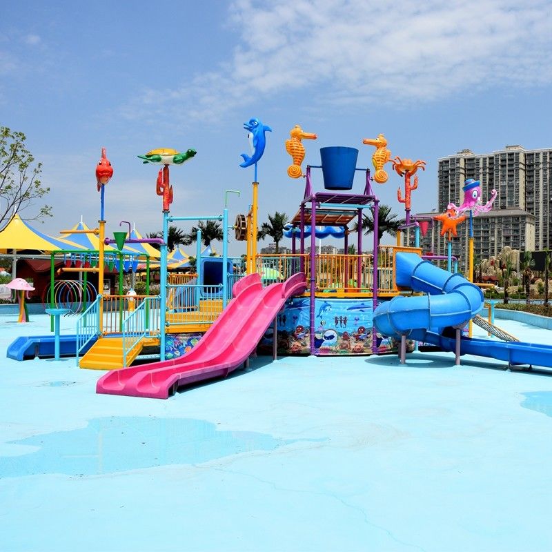 Jardín acuático para niños de 3 a 12 años con toboganes de agua cañones baldes y fuentes