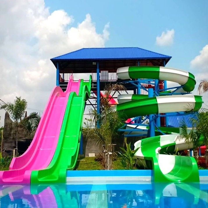Deslizamiento de agua de fibra de vidrio ecológico perfecto para salidas de piscinas en parques acuáticos y resorts
