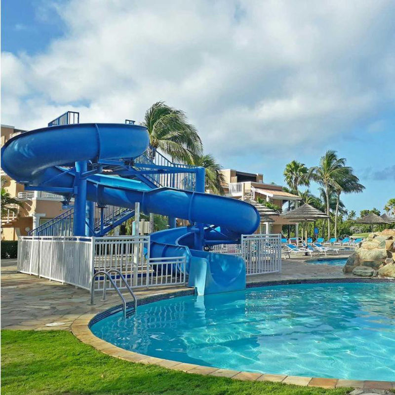 Instalación en el suelo de un tobogán de piscina de hotel de forma recta para 1-2 personas