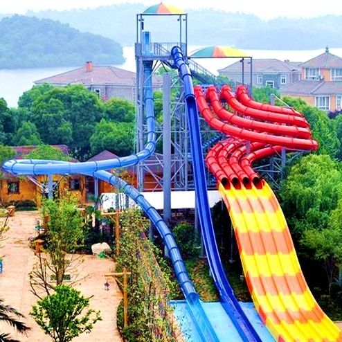 Deslizamiento multicolor de parque acuático al aire libre con diferentes alturas y diseños