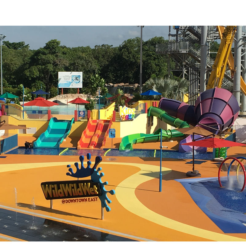 Slide acuático para niños de hasta 4 niños en la piscina al aire libre